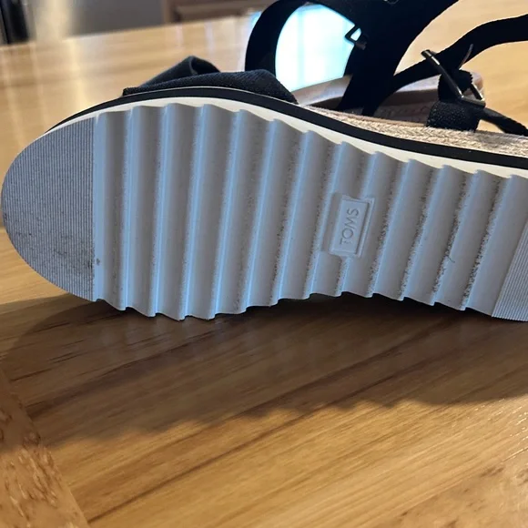 Toms Black Platform Slingback Sandals with White Trim - Picture 4 of 5